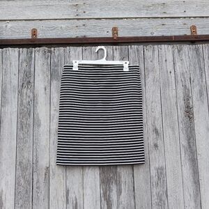 LOFT Size M Petite Black White Striped Skirt‎ Pencil Stretch Pull On Knee Length